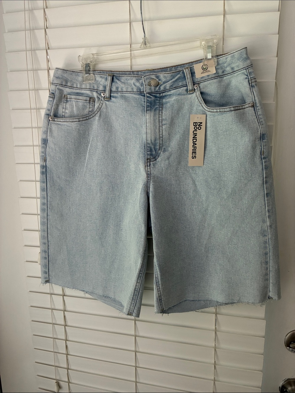 No Boundaries Shorts Bermudas Light Wash Denim Frayed Hems Women’s SZ 12 NWT